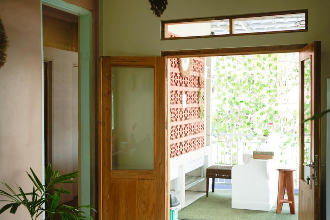 Bajo Bunkhouse Hostel Labuan Bajo Exterior photo